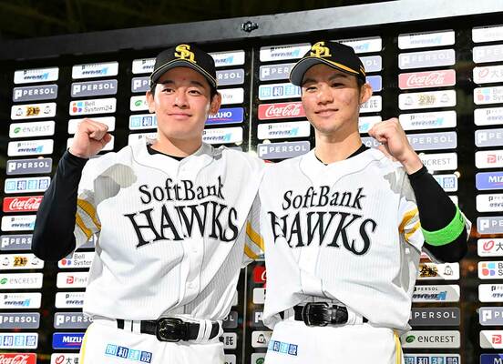 お立ち台でポーズを決めるソフトバンク・鈴木豪太と庄子雄大(右)