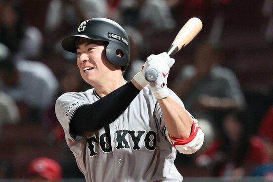 4回、二塁打を放った巨人・松本剛