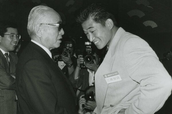 渡辺社長（左）と握手するカズ（９２年４月）