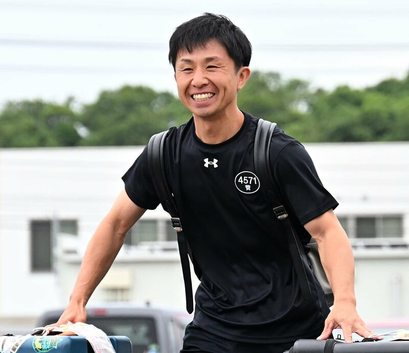 前検日、笑顔でレース場入りした菅章哉