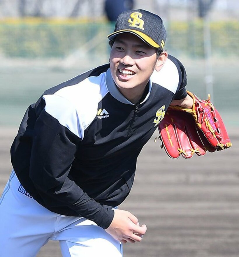  投内連係で笑顔の石川柊太