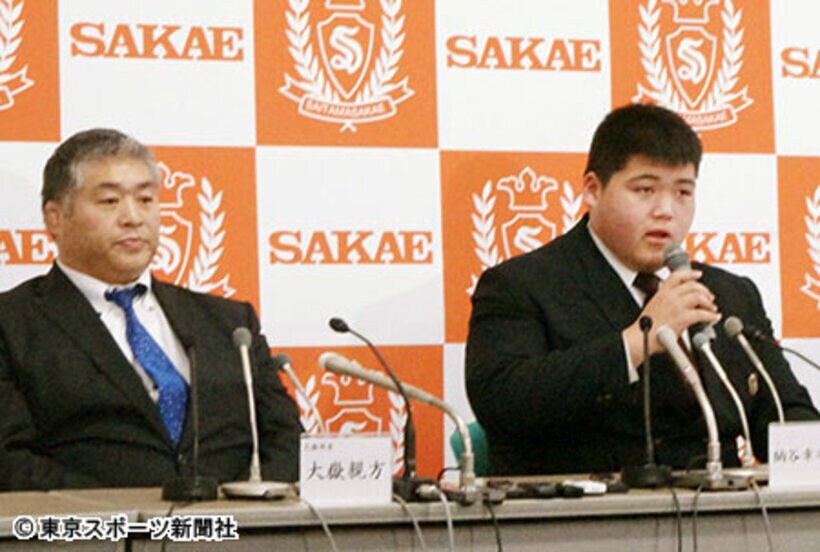  会見に臨む納谷。左は大嶽親方