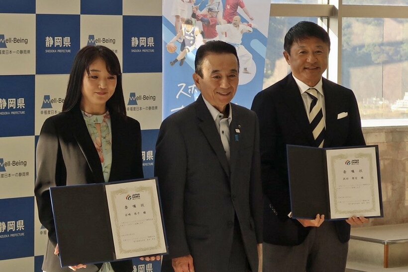 （左から）岩崎恭子さん、鈴木康友・静岡県知事、武田修宏氏