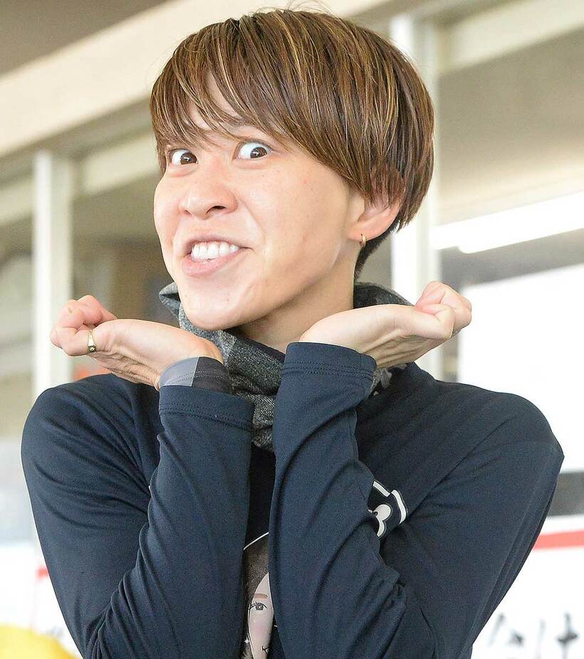  ポーズを決める渡辺真奈美（東スポWeb）