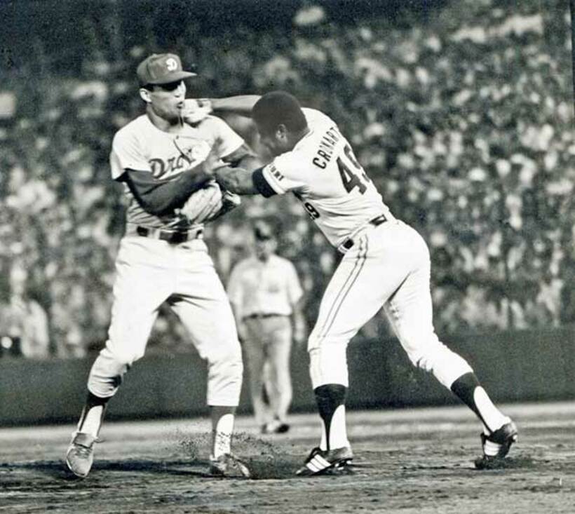  宮下（左）に殴りかかるクロマティ