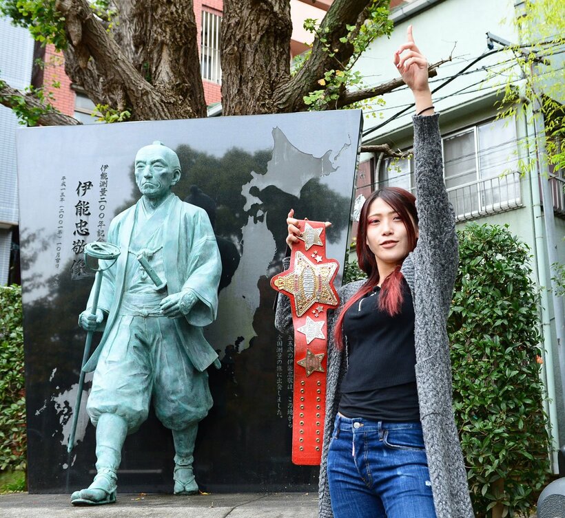  伊能忠敬像の横でポーズをとる詩美（東スポWeb）