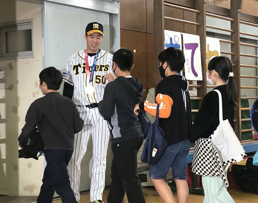  小学生と交流する青柳晃洋(東スポWeb)