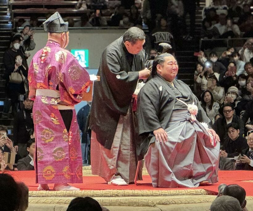 千田川親方のまげにはさみを入れる木瀬親方