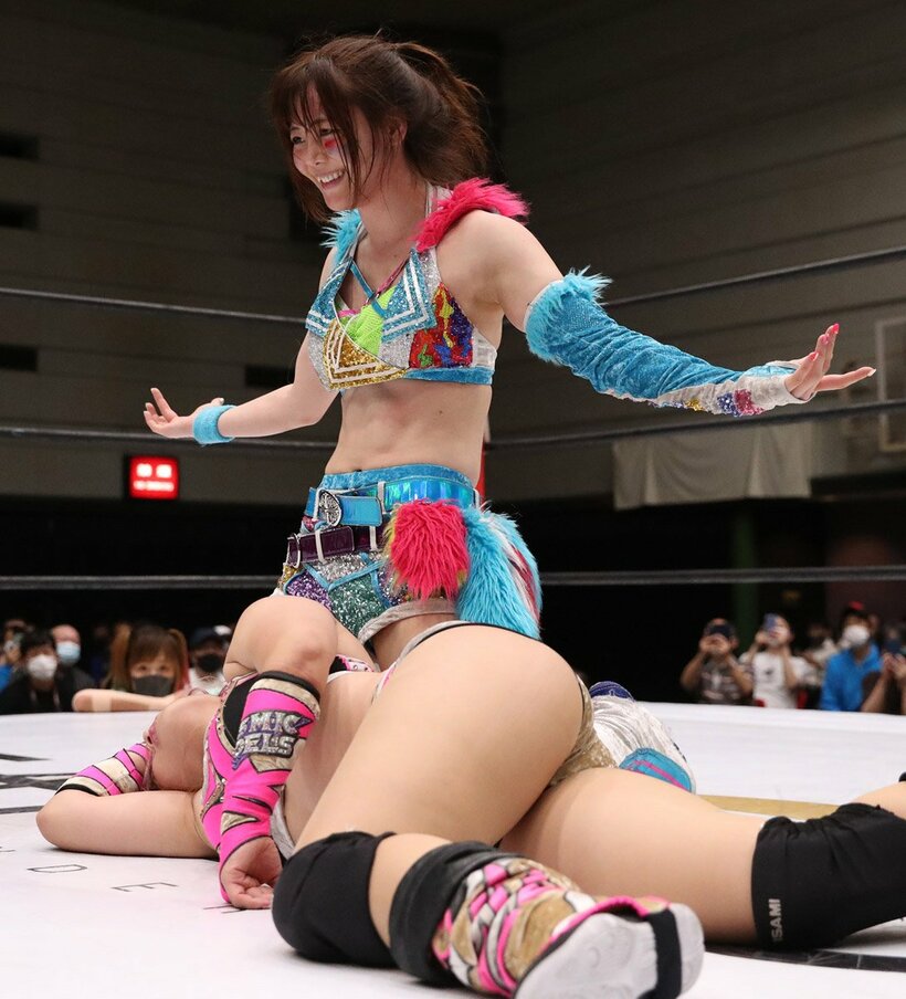  白川未奈（手前）に勝利した岩谷麻優(東スポWeb)