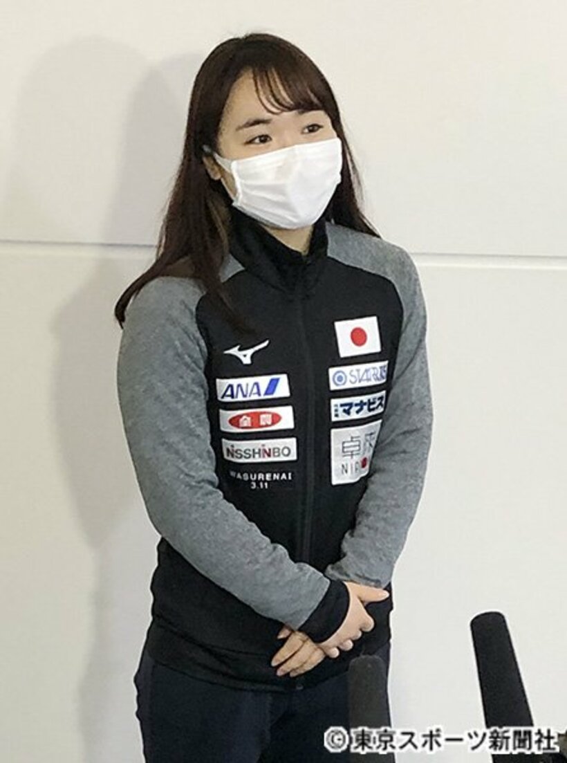  マスクを着用して取材に応じる伊藤