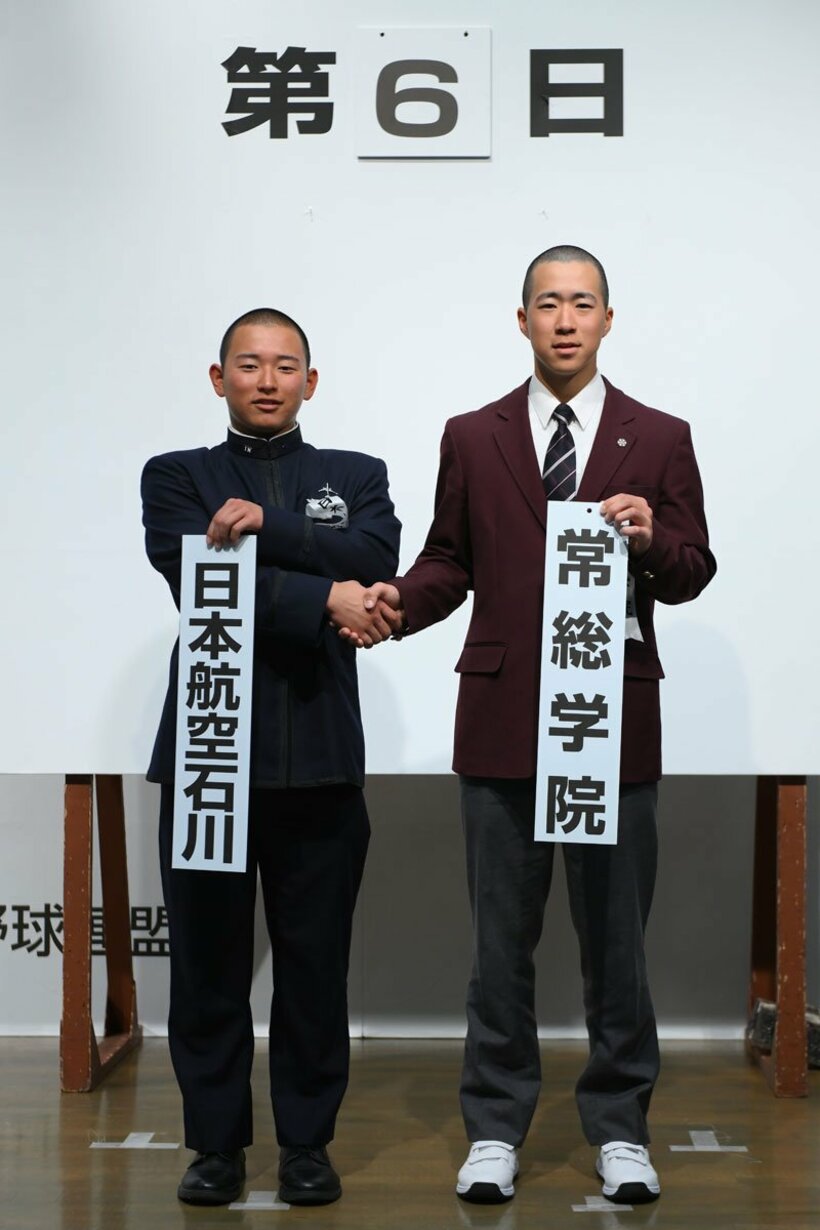 日本航空石川の宝田一慧主将（左）と常総学院の若林佑真主将（代表撮影）