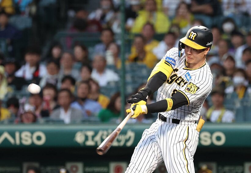 初回、適時打を放った阪神・佐藤輝