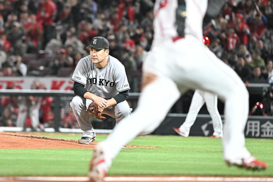 味方のエラーで失点ししゃがみ込む田中将大