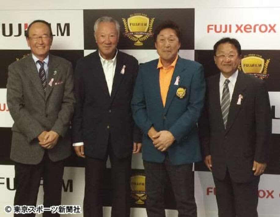 「富士フイルムシニア選手権」の会見に出席した倉本会長（右）