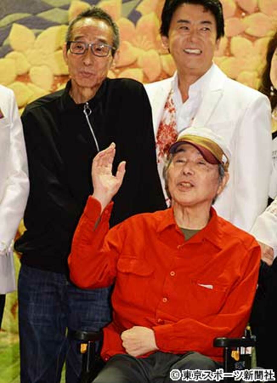  コンサート前の会見に登場した「ビリー・バンバン」の菅原進（左）、菅原孝（手前右）とおりも政夫