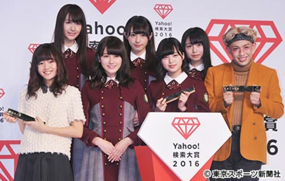 アイドル部門で選出された「欅坂４６」、左は藤原さくら、右はりゅうちぇる