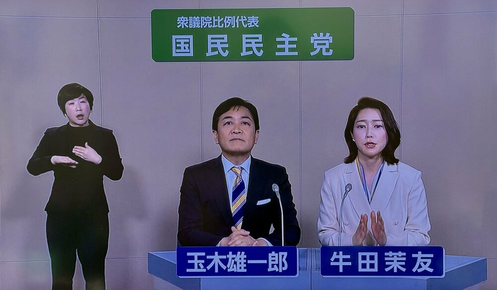 国民民主党の玉木雄一郎代表（左）と牛田まゆ参院議員