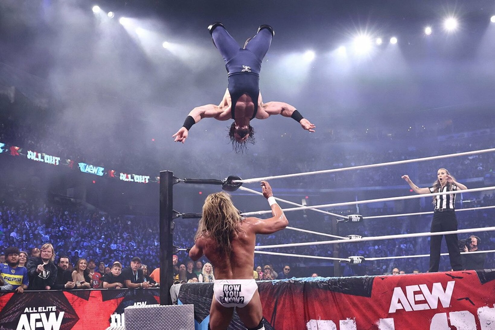 場外のアンドラデ・エル・イドロ(下)にケブラーダを仕掛けるPACさんo（©All Elite Wrestling）
