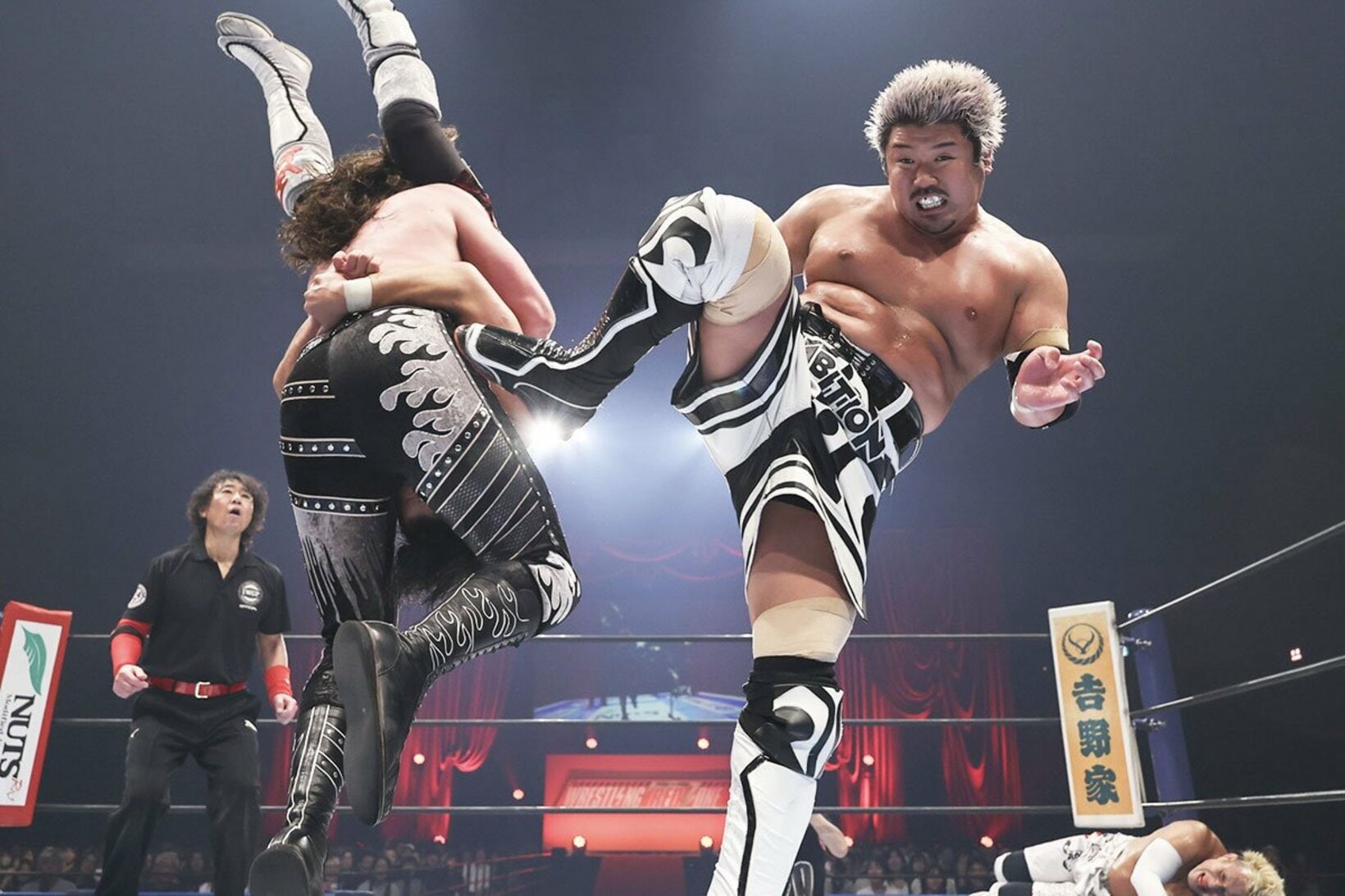 後藤洋央紀(左奥)に鬼気迫る表情でK.O.Bを決めるYuto-Ice(右)