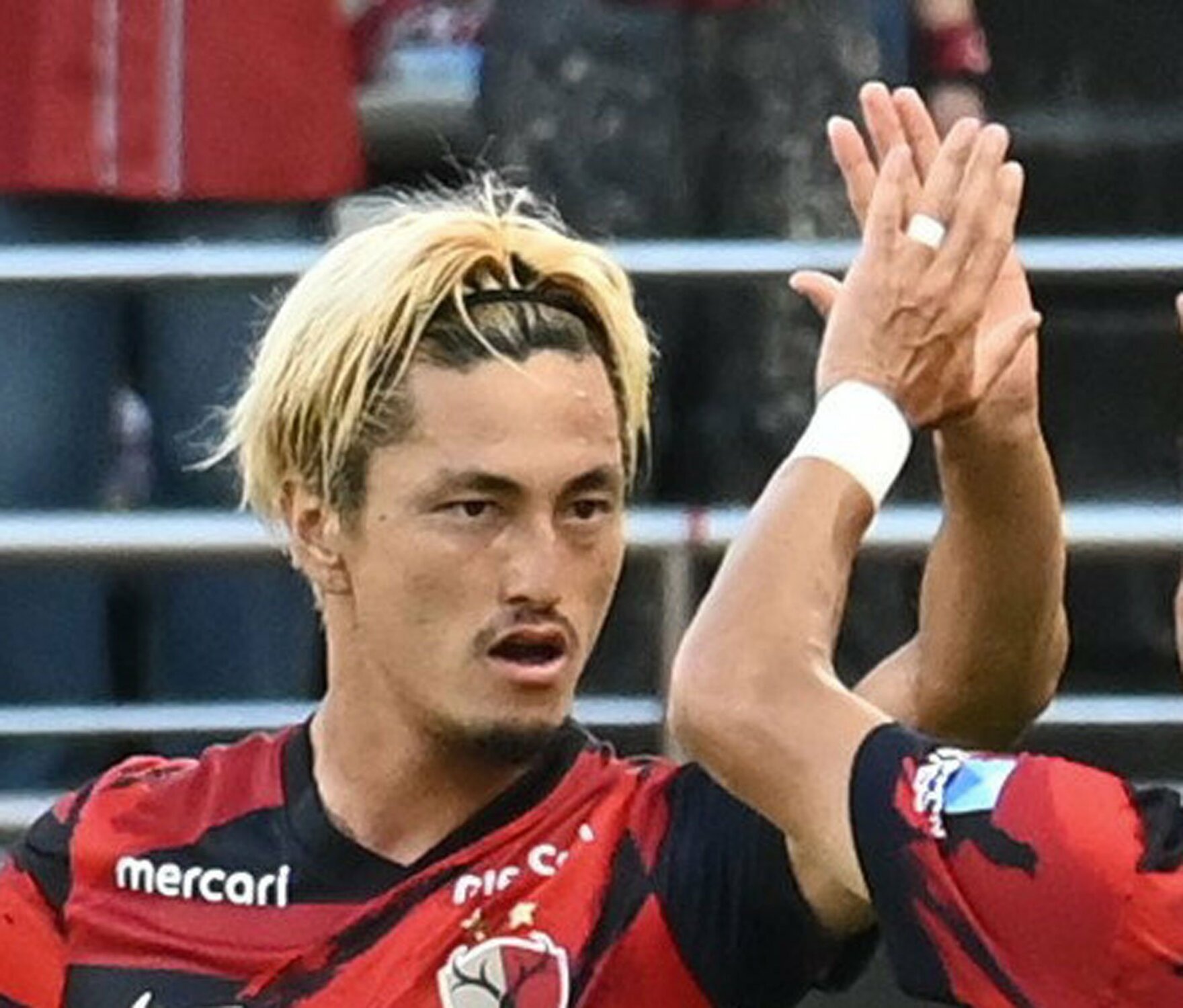 ハイタッチする鈴木優磨