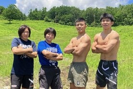 スキー場で体力トレーニングを敢行した(左から)元木咲良、桜井つぐみ、文田健一郎、曽我部京太郎