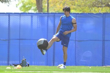 メディシンボールでリフティングをする大谷翔平