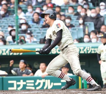 ９回に試合を決める２ランを放った作新学院・武藤