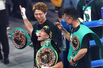 昨年、那須川に判定勝利した井上拓真（手前）。右は父の井上真吾トレーナー、奥は井上尚弥
