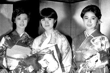 （左から）山口百恵、森昌子、石川さゆり（１９７９年）