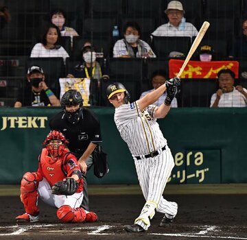  豪快な１８号ソロを放った阪神・サンズ（右）