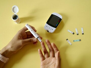 指に針を刺して血液を採取する測定方法では直近の血糖データはわかるが急激な変動を見逃すリスクもある