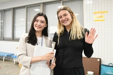 太田理恵（左）の直撃インタビューにマチルド・グロが笑顔で応えた