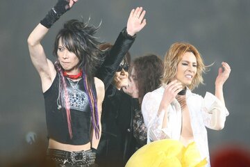 ２００９年５月の東京ドームコンサートで(左からＨＥＡＴＨ、ＴＯＳＨＩ、ＹＯＳＨＩＫＩ)