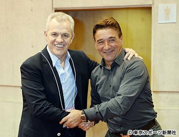 ペトロビッチ監督と握手するアギーレ日本代表監督（左）