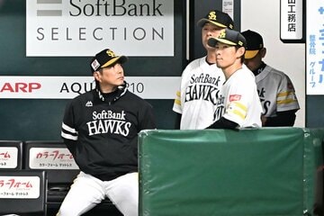 リリーフ陣のやりくりにも頭を悩ますソフトバンク・小久保監督(左)