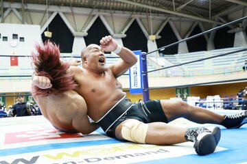 海野翔太(左)にスライディングラリアートを見舞う石井智宏