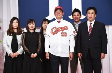  家族と記念撮影した広島・栗林。左から２人目が沙耶夫人