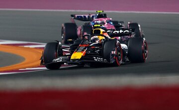 予選でコーナーを回る角田裕毅のマシン（ロイター）