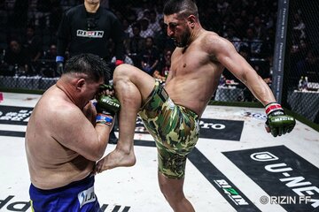 荒東〝怪獣キラー〟英貴（左）に完勝したシナ・カリミアン