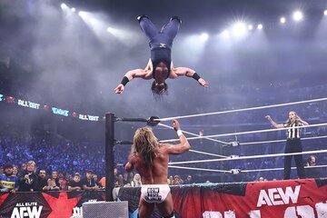 場外のアンドラデ・エル・イドロ(下)にケブラーダを仕掛けるPACさんo（©All Elite Wrestling）