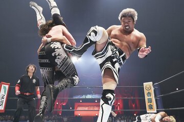 後藤洋央紀(左奥)に鬼気迫る表情でK.O.Bを決めるYuto-Ice(右)