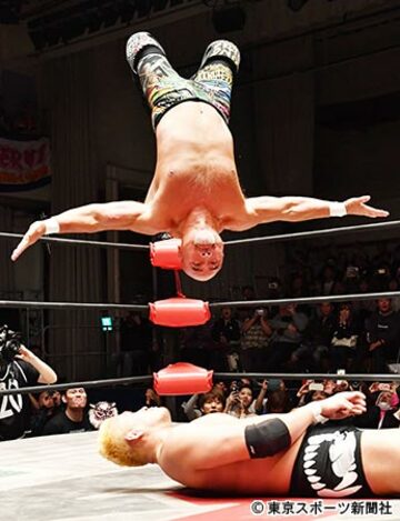  河野（下）にムーンサルトプレスを決める武藤