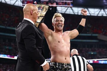 ドン・キャリス（左）から祝福され、笑顔でベルトを掲げるオカダ・カズチカ （ⒸAll Elite Wrestling）