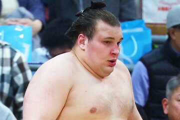 追い込まれた安青錦