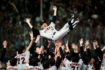１９９６年１０月に「メークドラマ」を成し遂げて胴上げされる巨人・長嶋監督