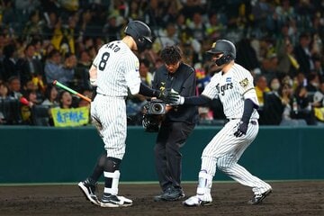 勝ち越しの本塁打を放ち佐藤輝明（左）に祝福される森下翔太
