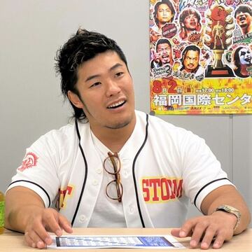 笑顔でインタビューに応じた上村優也