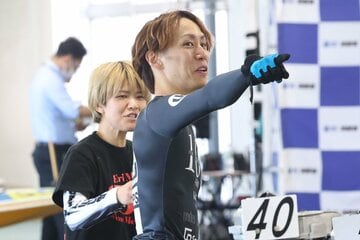 遠藤エミ(左)と談笑する山田康二