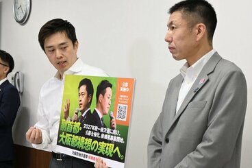 会議後に囲み取材に応じた吉村代表（左）と幹事長の杉江氏