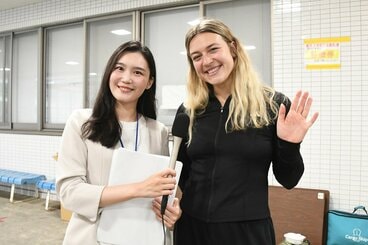 太田理恵（左）の直撃インタビューにマチルド・グロが笑顔で応えた